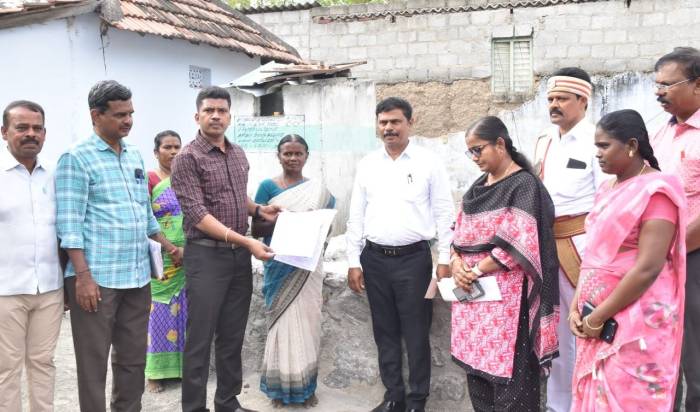 கலைஞர் கனவு இல்ல திட்டத்தின் கீழ்,  வீடு கட்டுவதற்காக மனு அளித்த பயனாளியின் இல்லம் தேடி சென்று வீடு கட்டுவதற்கான பணி ஆணையினை மாவட்ட ஆட்சித்தலைவர்அவர்கள் வழங்கினார்.