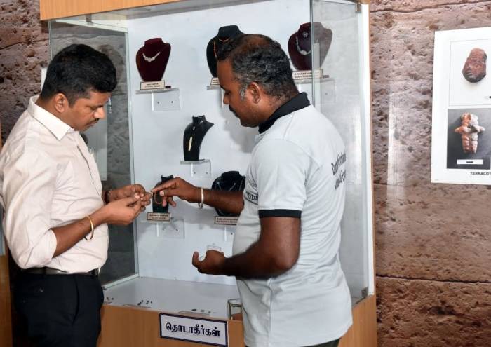 வெம்பக்கோட்டை ஊராட்சி ஒன்றியப் பகுதிகளில் நடைபெற்று வரும் பல்வேறு வளர்ச்சி திட்டப்பணிகள் குறித்து மாவட்ட ஆட்சித்தலைவர் அவர்கள் நேரில் சென்று ஆய்வு செய்தார்.