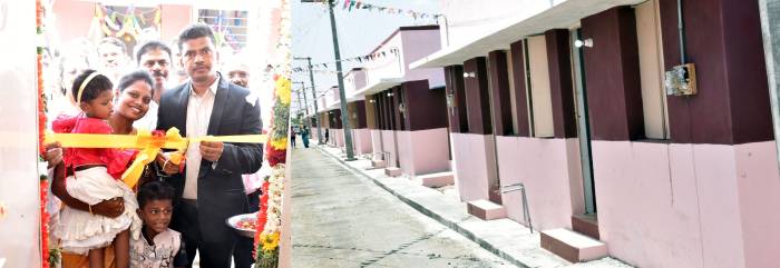 வெம்பக்கோட்டை வட்டம், கண்டியாபுரம் இலங்கை தமிழர் மறுவாழ்வு மையத்தில், கட்டப்பட்டுள்ள 232 புதிய குடியிருப்பு வீடுகளை மாவட்ட ஆட்சித்தலைவர்  அவர்கள் பயனாளிகளுக்கு வழங்கி, புதிய வீடுகளை பார்வையிட்டார்.