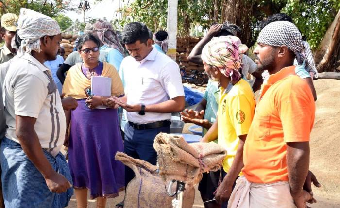 வத்திராயிருப்பு ஊராட்சி ஒன்றியப்பகுதிகளில் அரசின் மூலம் செயல்படுத்தப்பட்டு வரும் பல்வேறு திட்ட பணிகள் மற்றும் சேவைகளின் செயல்பாடுகள் குறித்து மாவட்ட ஆட்சித்தலைவர்அவர்கள்  ஆய்வு மேற்கொண்டார்.
