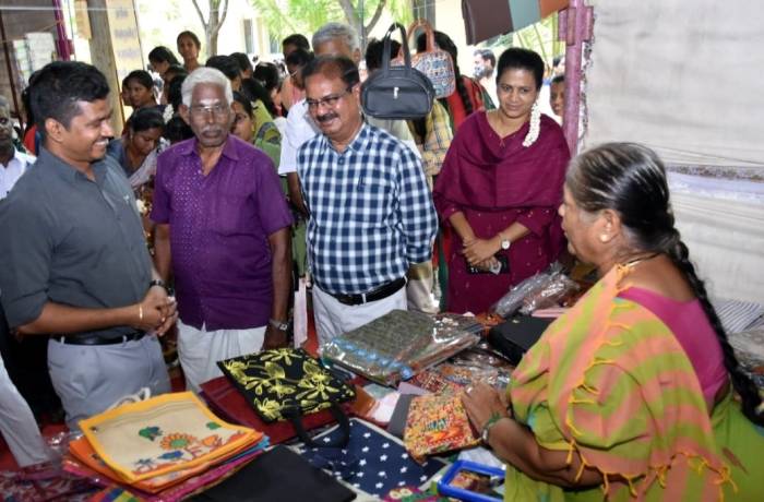 கல்லூரிச் சந்தை  நிகழ்ச்சி மூலம்  நடைபெற்று வரும்  மகளிர் சுய உதவிக் குழுக்களின் உற்பத்தி பொருட்கள் கண்காட்சி மற்றும் விற்பனையினை மாவட்ட ஆட்சித்தலைவர்  அவர்கள் குத்துவிளக்கேற்றி துவக்கி வைத்து பார்வையிட்டார்.