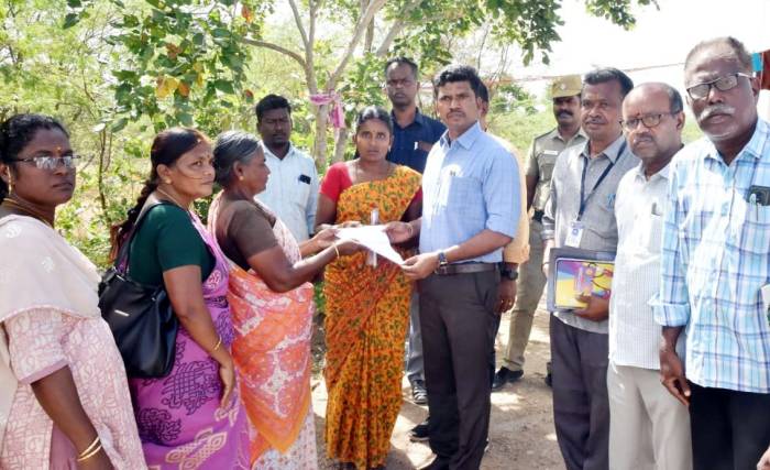 கலைஞர் கனவு இல்ல திட்டத்தின் கீழ், வீடு கட்டுவதற்காக மனு அளித்த பயனாளியின் இல்லம் தேடி சென்று வீடு கட்டுவதற்கான பணி ஆணையினை மாவட்ட ஆட்சித்தலைவர்  அவர்கள் வழங்கினார்.