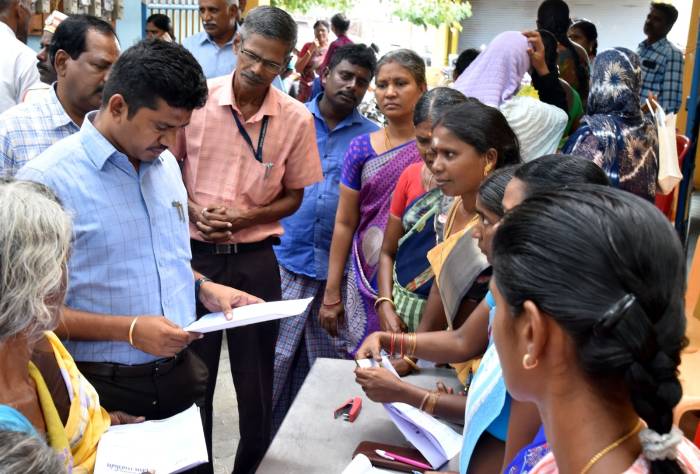 உங்களுடன் ஸ்டாலின் முகாம் நடைபெற்று வருவதை  மாவட்ட ஆட்சித்தலைவர் அவர்கள் நேரில் சென்று பார்வையிட்டார்.