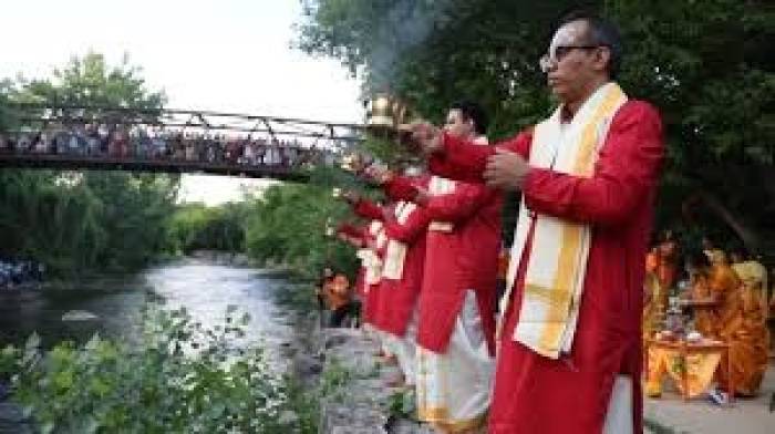 கனடாவின்  மிசிசாகாவில் உள்ள” கிரெடிட் “நதிக்கரையில் 'கங்கா ஆரத்தி'