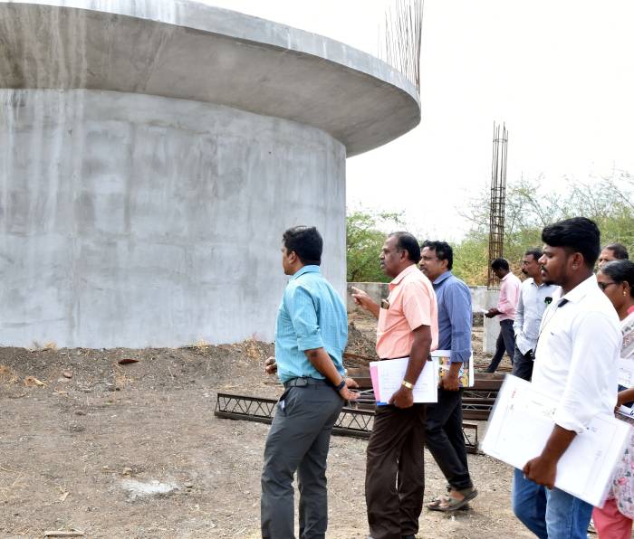 சாத்தூர் வட்டாரப் பகுதிகளில் நடைபெற்றுவரும் கூட்டுக்குடிநீர் திட்டப்பணிகள் குறித்து மாவட்ட ஆட்சித்தலைவர் அவர்கள் நேரில் சென்று பார்வையிட்டு ஆய்வு செய்தார்.