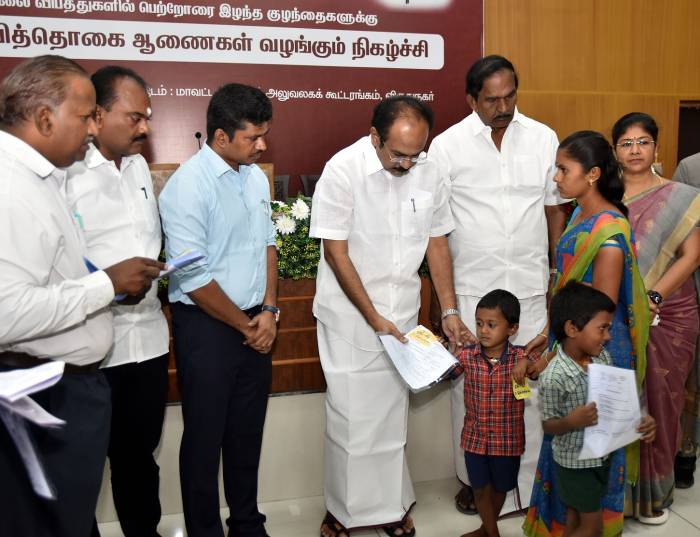 பட்டாசுத் தொழிற்சாலைகளில் ஏற்படுகின்ற விபத்துகளில் பெற்றோரை இழந்த தொழிலாளர்களின் குழந்தைகளுக்கு மாதாந்திர பராமரிப்பு உதவிதொகைக்கான ஆணைகளை  அமைச்சர் அவர்கள் வழங்கினார்.