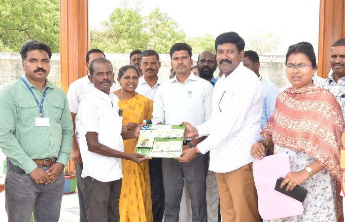 நமது மாவட்டத்திற்கு உகந்த வறட்சியைத் தாங்க வல்ல வறண்ட நில பழப்பயிர்களை மாவட்ட ஆட்சியர் அலுவலக வளாகத்தில் நடவு செய்வதற்கான முன்னெடுப்பு நிகழ்வினை மாவட்ட ஆட்சித்தலைவர், அவர்கள் தொடங்கி வைத்தார்.