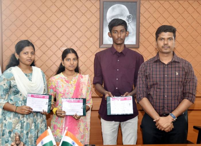 அரசு மேல்நிலைப்பள்ளியில் பன்னிரெண்டாம் வகுப்பு பயின்று நீட் தேர்வில் வெற்றி பெற்று  மருத்துவ படிப்பு பயில சேர்க்கை ஆணை பெற்ற மாணவர்களை மாவட்ட ஆட்சித்தலைவர் அவர்கள் நேரில் அழைத்து பாராட்டினார்.