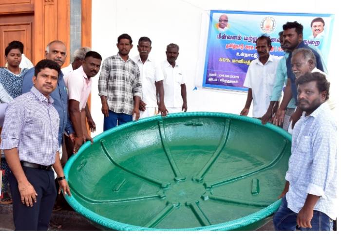 நீர்த்தேக்கங்களில் மீன்பிடி தொழில் செய்யும் 8 மீனவர்களுக்கு 50 சதவிகிதம் மானிய விலையில் ரூ.10,000/- மதிப்பிலான பரிசல்கள்