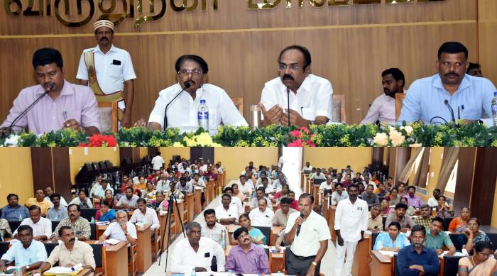 மாவட்டத்தில் உள்ள அனைத்து  ஊரகப் பகுதிகளில் தடையில்லாமல் குடிநீர் விநியோகம் வழங்குவது குறித்து, அமைச்சர் அவர்கள் ஆகியோர் தொடர்புடைய அரசு அலுவலர்களுடன் கலந்துரையாடி, அறிவுரை மற்றும் ஆலோசனைகளை வழங்கினார்கள்.