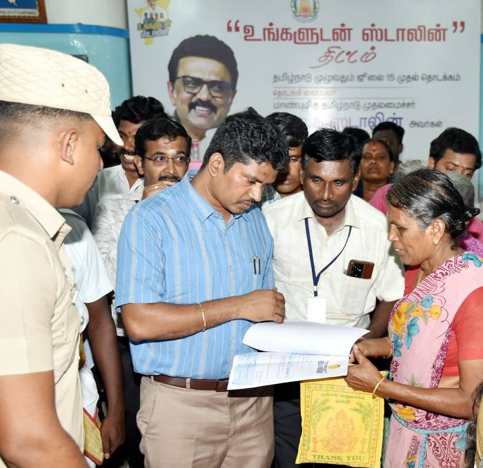 விருதுநகர், சிவகாசி, திருவில்லிபுத்தூர் வட்டாரப்பகுதிகளில் மாவட்ட ஆட்சித்தலைவர்அவர்கள் நேரில் சென்று பார்வையிட்டு ஆய்வு செய்தார்.