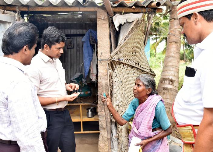 மாவட்ட ஆட்சித்தலைவர் அவர்கள்முதியவர்களின் இல்லங்களுக்கு நேரில் சென்று இலவச வீட்டுமனைப் பட்டா வழங்கினார்.