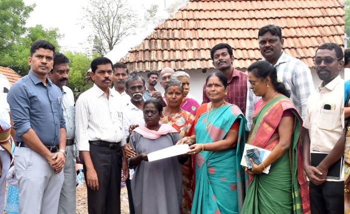 வீடு வேண்டி மனு அளித்த மாற்றுத்திறனாளியின் கோரிக்கையை ஒரே நாளில் பரிசீலனை செய்து, கலைஞர் கனவு இல்லம் திட்டத்தின் கீழ் வீடு கட்டுவதற்கான ஆணையினை மாவட்ட ஆட்சித்தலைவர் அவர்கள் வழங்கி, பூமி பூஜையில் கலந்து கொண்டார்.