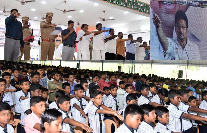 போதைப் பொருட்கள் இல்லாத தமிழ்நாடு என்ற தலைப்பில் மாநில அளவிலான பெருந்திரள் உறுதிமொழியினை   அமைச்சர் அவர்கள் தலைமையில் அனைத்து மாணவ, மாணவிகளும் ஏற்றுக்கொண்டனர்.