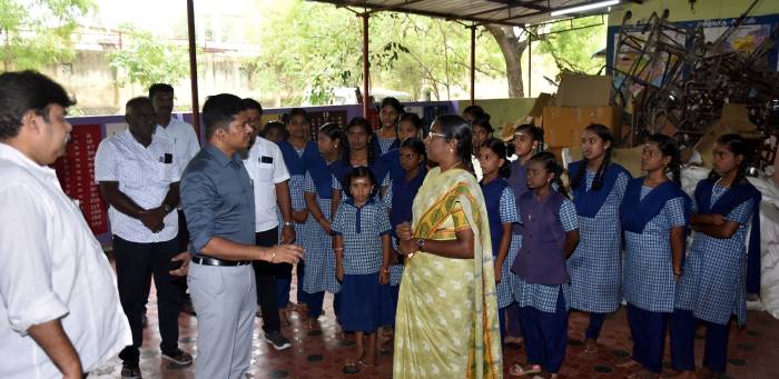 அருப்புக்கோட்டை ஊராட்சி ஒன்றியத்திற்குட்பட்ட பல்வேறு பகுதிகளில் நடைபெற்று வரும் வளர்ச்சி திட்டப்பணிகள் குறித்து மாவட்ட ஆட்சித்தலைவர் அவர்கள் நேரில் சென்று பார்வையிட்டு ஆய்வு செய்தார்.