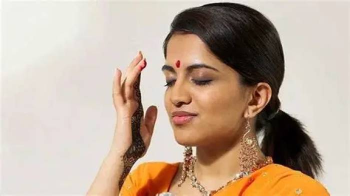 குங்குமத்தை வலது கையில் மோதிர விரலில்  இருந்து குங்குமத்தை வைப்பது நல்லது.