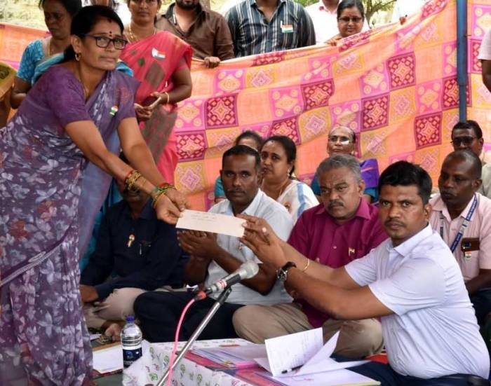 அருப்புக்கோட்டை வட்டம், செட்டிக்குறிச்சி கிராமத்தில் கிராம சபைக் கூட்டம் மாவட்ட ஆட்சித்தலைவர் அவர்கள் தலைமையில் நடைபெற்றது.