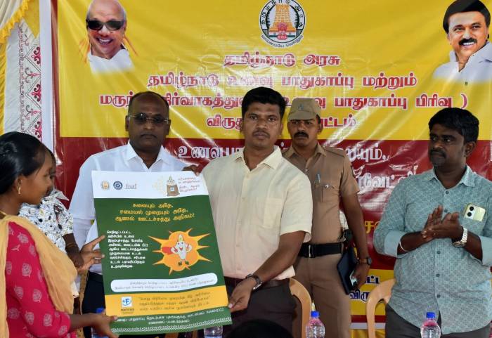 செறிவூட்டப்பட்ட மூல உணவுப் பொருட்களைக் கொண்டு உணவு சமைத்தலை பற்றிய செயல் விளக்க முகாமினை மாவட்ட ஆட்சித்தலைவர்  அவர்கள் துவக்கி வைத்தார்.