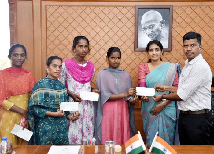 உயர்கல்வி பயில்வதற்காக கல்வி கட்டணத்திற்கான உதவித்தொகை வேண்டி மனு அளித்த 9 மாணவர்களுக்கு  கல்வி உதவித்தொகைக்கான காசோலைகளை மாவட்ட ஆட்சித்தலைவர் அவர்கள் வழங்கினார்.