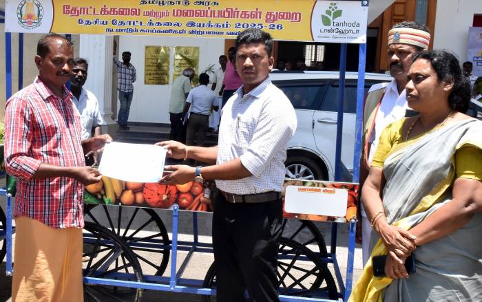 தோட்டக்கலை மற்றும் மலைப்பயிர்கள் துறை சார்பில் 10 பயனாளிகளுக்கு மொத்தம் ரூ.3 இலட்சம் மதிப்பில் நடமாடும் காய்கனிகள் விற்பனை வண்டிகளை மாவட்ட ஆட்சித்தலைவர்  அவர்கள் வழங்கினார்.