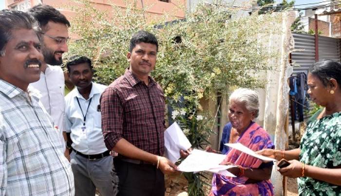 சுமார் 35 ஆண்டுகளாக  குடியிருந்து வரும் 31  குடும்பங்களுக்கு இலவச இணையவழி பட்டாக்களை மாவட்ட ஆட்சித்தலைவர்  அவர்கள்  பயனாளிகளின் இல்லங்களுக்கு நேரில் சென்று வழங்கினார்.