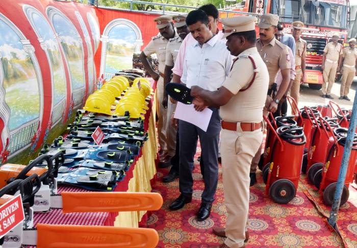 வருவாய் மற்றும் பேரிடர் மேலாண்மைத்துறை சார்பில் ரூ.17 இலட்சம் மதிப்பிலான பேரிடர் கால மீட்புக் கருவிகளை மாவட்ட தீயணைப்பு மற்றும் மீட்புப் பணிகள் துறைக்கு மாவட்ட ஆட்சித்தலைவர்  அவர்கள் வழங்கினார்.