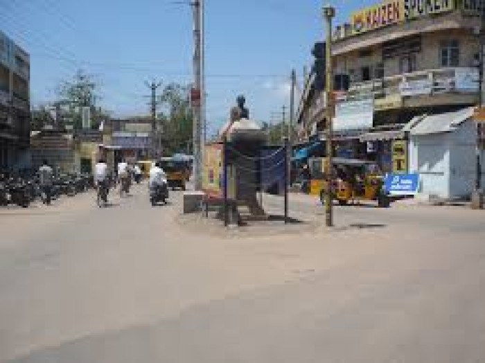 முடங்கியார் ரோடு அதிகாரிகளின் மெத்தனத்தால் சிறிது சிறிதாக ஆக்கிரமிப்பிற்கு உள்ளாகி சாலையோர  கடைகள், வாகனங்கள் ஆக்கிரமிப்பு.