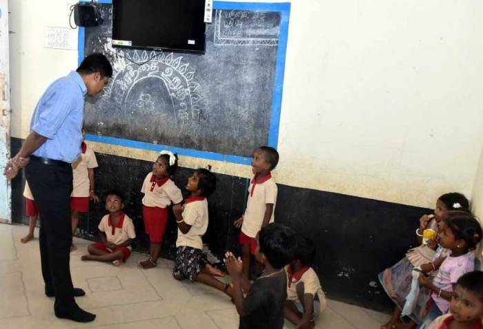 விருதுநகர் மற்றும் அருப்புக்கோட்டை ஊராட்சி ஒன்றியப் பகுதிகளில் நடைபெற்று வரும் பல்வேறு வளர்ச்சி திட்டப்பணிகள் குறித்து மாவட்ட ஆட்சித்தலைவர் அவர்கள் நேரில் சென்று ஆய்வு செய்தார்.