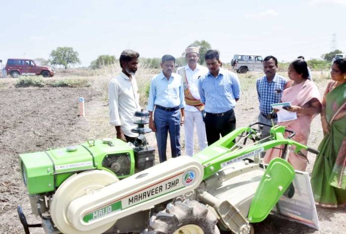 அருப்புக்கோட்டை மற்றும் காரியாபட்டி ஊராட்சி ஒன்றியப்பகுதிகளில் வேளாண்மை உழவர் நலத்துறைச் சார்பில் செயல்படுத்தப்பட்டு வரும் மானியத் திட்டங்கள் குறித்து மாவட்ட ஆட்சித்தலைவர் அவர்கள் நேரில் சென்று ஆய்வு செய்தார்.