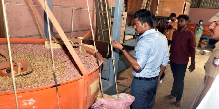 திருவில்லிபுத்தூர் ஊராட்சி ஒன்றியத்திற்குட்பட்ட பல்வேறு பகுதிகளில் நடைபெற்று வரும் வேளாண்மை உழவர் நலத்துறையின் திட்டப்பணிகள் மற்றும் செயல்பாடுகள் குறித்து மாவட்ட ஆட்சித்தலைவர் அவர்கள் நேரில் சென்று ஆய்வு செய்தார்.