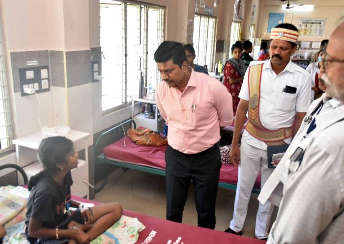 கல்லமநாயக்கன்பட்டி அரசு மருத்துவமனையில் அங்கு மேற்கொள்ளப்படும் சிகிச்சை முறைகள், மருத்துவர்கள் மற்றும் பணியாளர்களின் அணுகுமுறை உள்ளிட்டவை குறித்து பொதுமக்களிடம் மாவட்ட ஆட்சித்தலைவர் அவர்கள் நேரில் சென்றுஆய்வு மேற்கொண்டார்.