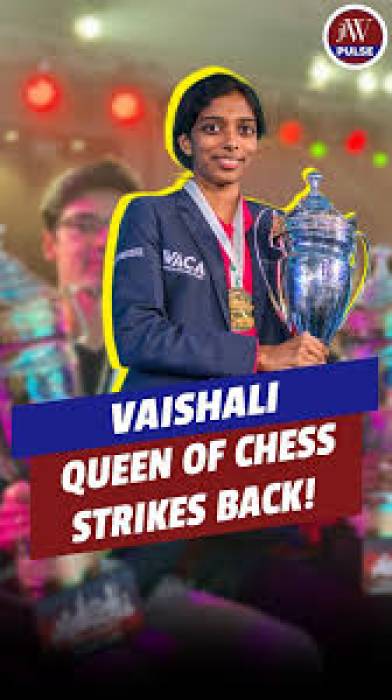 இரு முறை கோப்பை வென்ற மகிழ்ச்சியில் வைஷாலி.