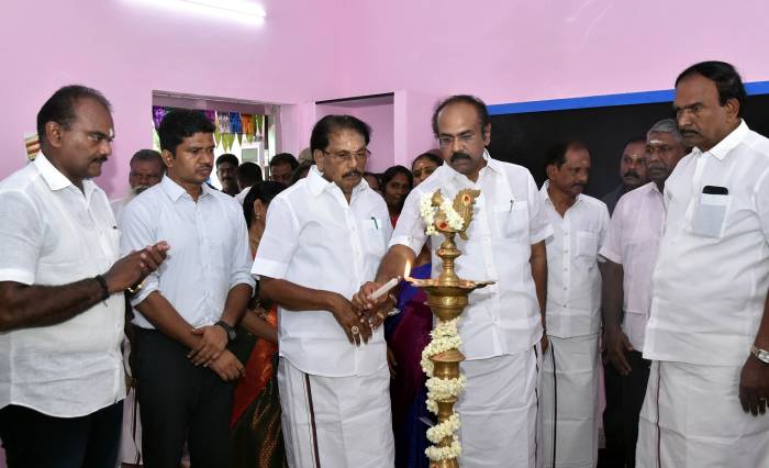 முஸ்லீம் நடுநிலைப்பள்ளியை  அரசு உயர்நிலைப் பள்ளியாக தரம் உயர்த்தப்பட்டு, புதிதாக உயர்நிலை வகுப்புகளுக்கு சேர்க்கை பெற்ற மாணவர்களுக்கு  அனுமதி ஆணைகளை  அமைச்சர்கள்  துவக்கி வைத்தார்கள்.