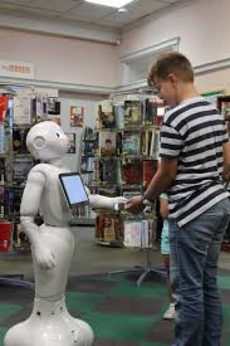 வரவேற்பாளராகவும், பணியாளராகவும் வீடுகளிலும், வணிக நிறுவனங்களிலும், உணவு விடுதிகளிலும் பயன்படுத்தும் 