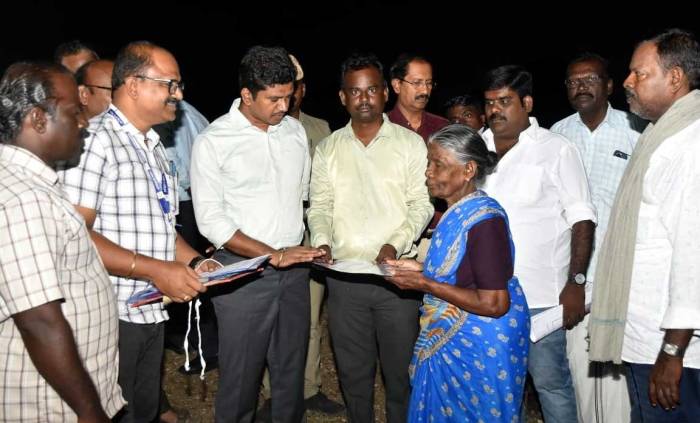 சாத்தூர் வட்டம் பந்துவார்பட்டியில் ஆதிதிராவிடர் நலத்துறை மூலம் இ-பட்டாவினை உரிய 12 பயனாளிகளுக்கு மாவட்ட ஆட்சித் தலைவர்அவர்கள் வழங்கினார்.