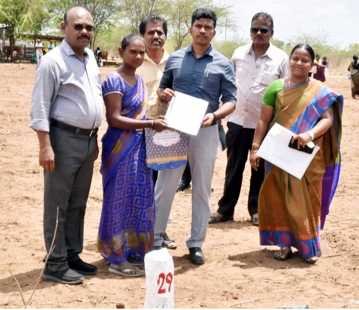 ஆதிதிராவிடர் சமூகத்தை சேர்ந்த  16 குடும்பங்களுக்கு மாவட்ட ஆட்சித்தலைவர் அவர்கள் இணையவழி பட்டாக்களை பயனாளிகளுக்கு நேரில் சென்று வழங்கினார்.