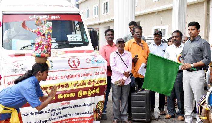 கிராமிய கலை நிகழ்ச்சிகளுடன் கூடிய மாவட்ட அளவிலான  எச்.ஐ.வி./ எய்ட்ஸ் விழிப்புணர்வு வாகனத்தை மாவட்ட ஆட்சித்தலைவர் அவர்கள் தொடங்கி வைத்தார்.