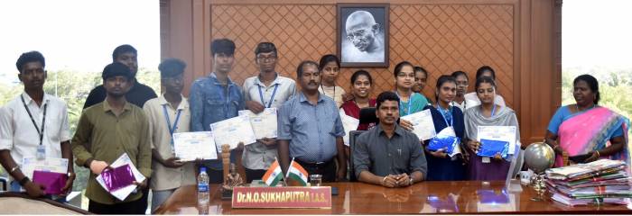 கல்லூரி மாணவ, மாணவியரிடையே நடைபெற்ற போட்டிகளில் வெற்றி பெற்ற மாணவ மாணவியர்களுக்கு பரிசுகள் மற்றும் பாராட்டுச் சான்றிதழ்களை  மாவட்ட ஆட்சித்தலைவர்  அவர்கள் வழங்கினார்.  