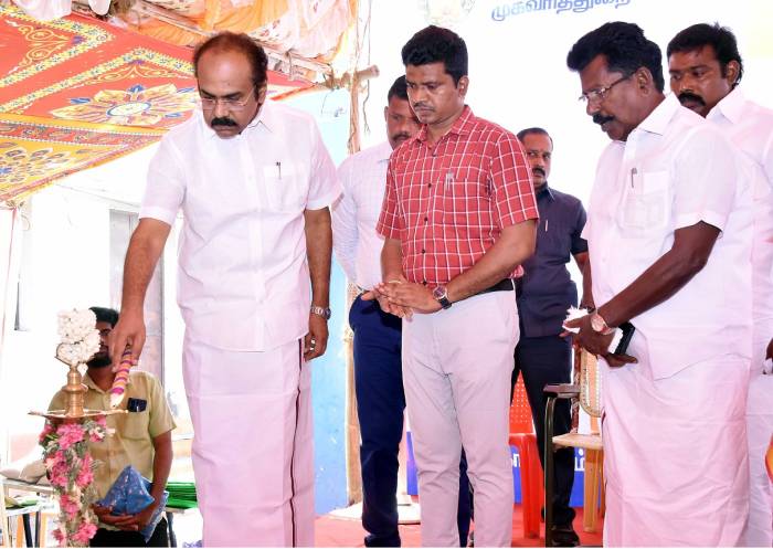 உங்களுடன் ஸ்டாலின் முகாம் நடைபெற்று வருவதை மாவட்ட ஆட்சித்தலைவர் அவர்கள் தலைமையில்அமைச்சர் திரு.தங்கம் தென்னரசு அவர்கள் நேரில் சென்று பார்வையிட்டு பல்வேறு நலத்திட்ட உதவிகளை வழங்கினார்.