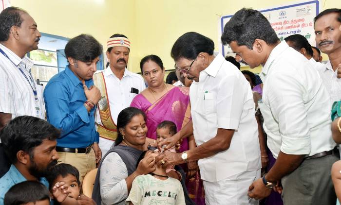 போலியோ சொட்டு மருந்து வழங்கும் முகாமினை  அமைச்சர்  அவர்கள் தொடங்கி வைத்தார்.