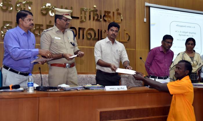 மதுவிலக்கு மற்றும் ஆயத்திரவைத் துறை சார்பில் 2025-2026ஆம் ஆண்டு மறு வாழ்வு நிதிக்கான  காசோலையினை மாவட்ட ஆட்சித்தலைவர்  அவர்கள், மாவட்ட காவல் கண்காணிப்பாளர் அவர்கள் வழங்கினார்கள். 