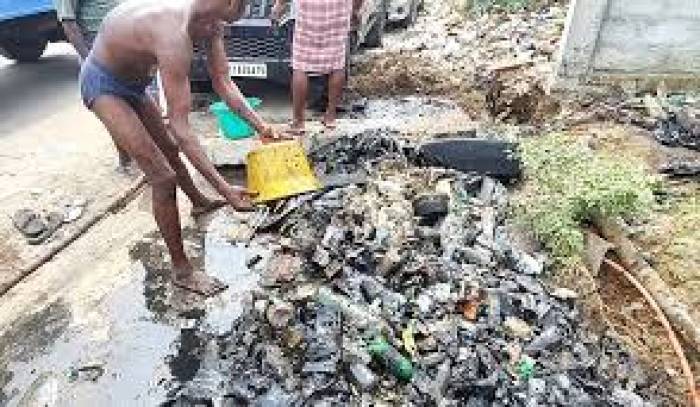 ராஜபாளையம் கால்வாய்களில் மழைக் காலங்களின் போது பிளாஸ்டிக் கழிவுகள் அடைப்பால் துாய்மை பணியாளர்கள் சிரமத்திற்கு உள்ளாகினர்.