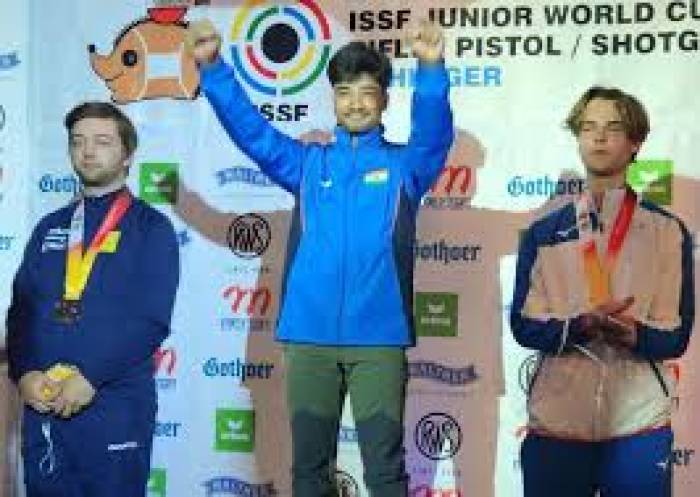 இந்தியாவின் தனுஷ் (10 மீ., 'ஏர் ரைபிள்') காது கேளாதோர் ஒலிம்பிக் துப்பாக்கி சுடுதலில் தங்கம் வென்றார்.