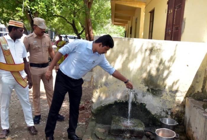 விருதுநகர் வட்டாரப்பகுதிகளில் மேற்கொள்ளப்பட்டு வரும் வளர்ச்சித்திட்ட பணிகள் மற்றும் அரசு திட்டங்களின் செயல்பாடுகள் குறித்து  மாவட்ட ஆட்சித்தலைவர்  அவர்கள் கள ஆய்வு மேற்கொண்டார்.