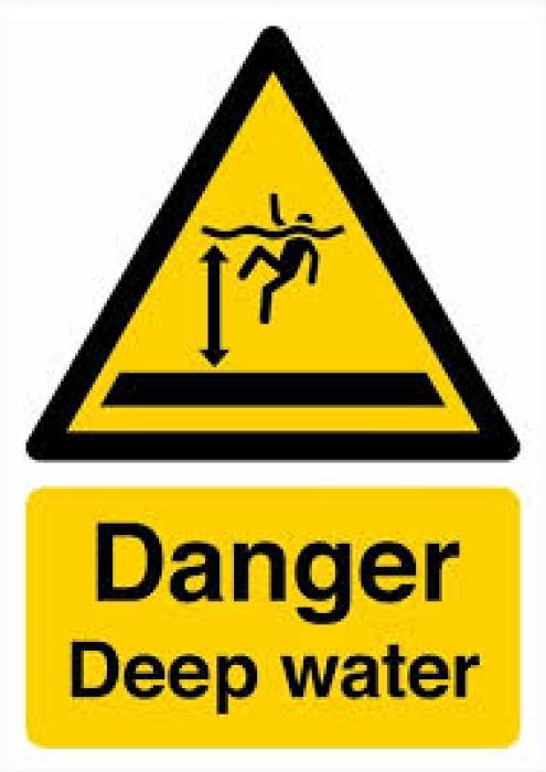 நீரின் ஆழம் குறித்து எச்சரிக்கை பலகை தேவை .