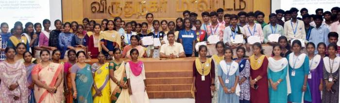 களமாடு பல்திறன் போட்டிகள்-2025 நிகழ்ச்சியில் பங்கேற்று வெற்றி பெற்ற 186 சமூக நீதி கல்லூரி விடுதி மாணவர்களை பாராட்டி கேடயங்கள் மற்றும் சான்றிதழ்களை மாவட்ட ஆட்சித்தலைவர்  அவர்கள் வழங்கினார்.