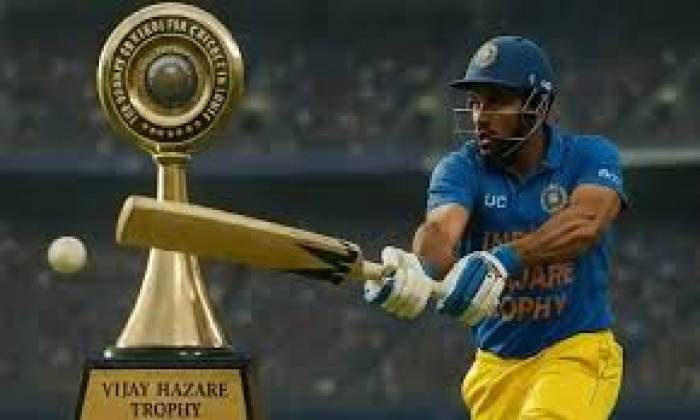 விஜய் ஹசாரே டிராபி உள்ளூர் ஒருநாள் கிரிக்கெட் தொடரில் கர்நாடகா, சவுராஷ்டிரா அணிகள் அரையிறுதிக்கு முன்னேறின.