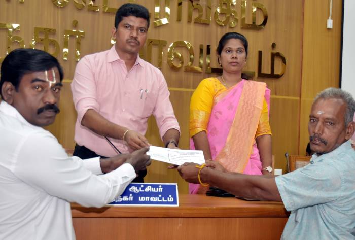 மாவட்ட ஆட்சியர் அலுவலக கூட்டரங்கில் மக்கள் குறைதீர்க்கும் நாள் கூட்டம்.