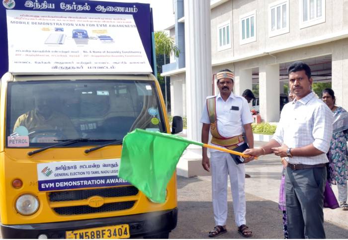 வாக்காளர்களுக்கு மின்னணு வாக்குப்பதிவு இயந்திரம் செயல்முறை குறித்த விழிப்புணர்வு நடமாடும் செயல்முறை வாகனத்தை மாவட்ட தேர்தல் அலுவலர் / மாவட்ட ஆட்சித்தலைவர்  அவர்கள் கொடியசைத்து தொடங்கி வைத்தார்.