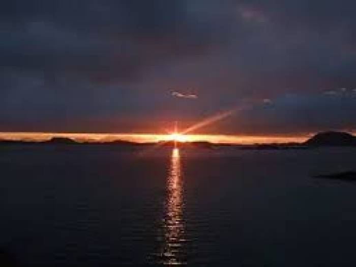 நள்ளிரவில் சூரியன் உதிக்கும் நாடு எது?